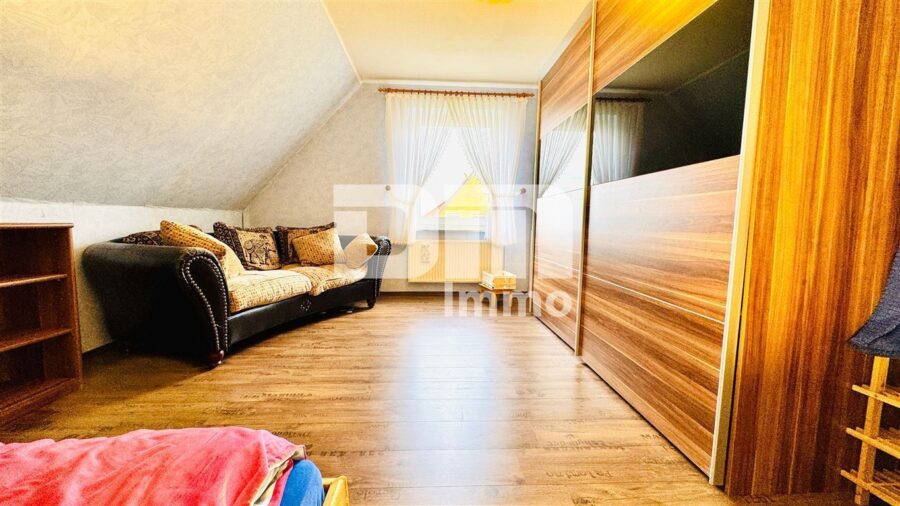 Schönes 1 - 2 Familienhaus mit riesigem Grundstück, Doppelgarage und umfangreichen Nutzflächen - OG / DG Kinderzimmer 1 WE2